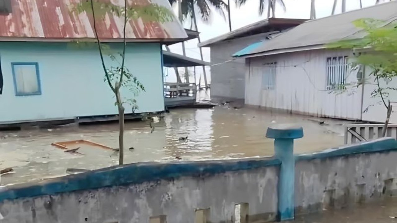 BPBD Sulteng bergerak cepat mendata dampak banjir rob yang melanda Buol dan Banggai Laut, menyebabkan puluhan rumah terendam dan warga mengungsi mandiri. Simak kebutuhan mendesak dan langkah penanganan pasca bencana.