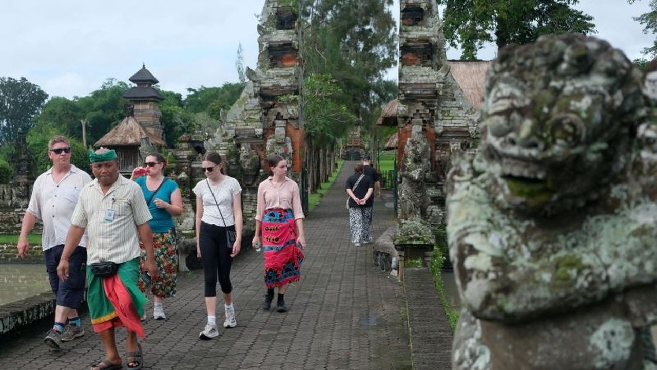 Kantor Imigrasi Denpasar berhasil tangkap WNA Inggris yang intimidasi warga dan overstay, serta amankan empat WN Nigeria terkait dugaan penyalahgunaan izin tinggal, memicu penyelidikan lebih lanjut.