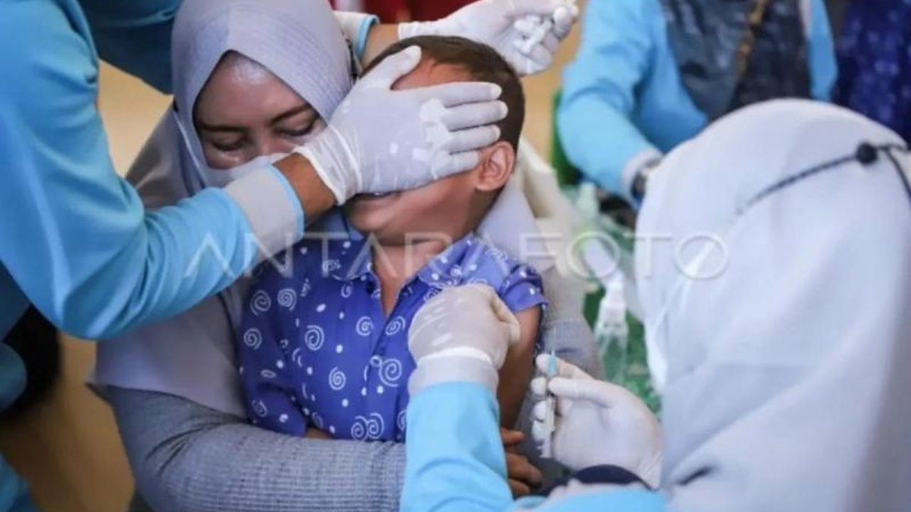 Pekan Imunisasi Dunia 2026 kembali menggaungkan pentingnya imunisasi sebagai benteng utama kesehatan. Ketahui mengapa melengkapi imunisasi sepanjang usia sangat krusial bagi setiap generasi di Indonesia.