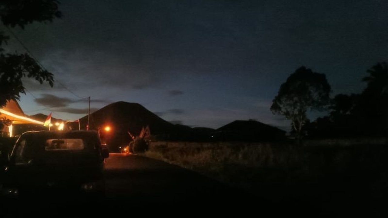 Kementerian Energi dan Sumber Daya Mineral (ESDM) mengingatkan masyarakat Tomohon untuk mewaspadai potensi bahaya Gunung Lokon, termasuk gas beracun dan erupsi freatik, setelah aktivitasnya menunjukkan status Waspada.