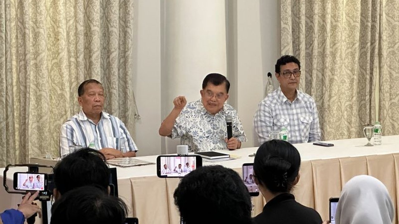 Wakil Presiden ke-10 dan ke-12 RI, Jusuf Kalla, memberikan klarifikasi mengenai ceramah viralnya di UGM yang memicu laporan GAMKI, menegaskan bahwa pesannya adalah tentang perdamaian.