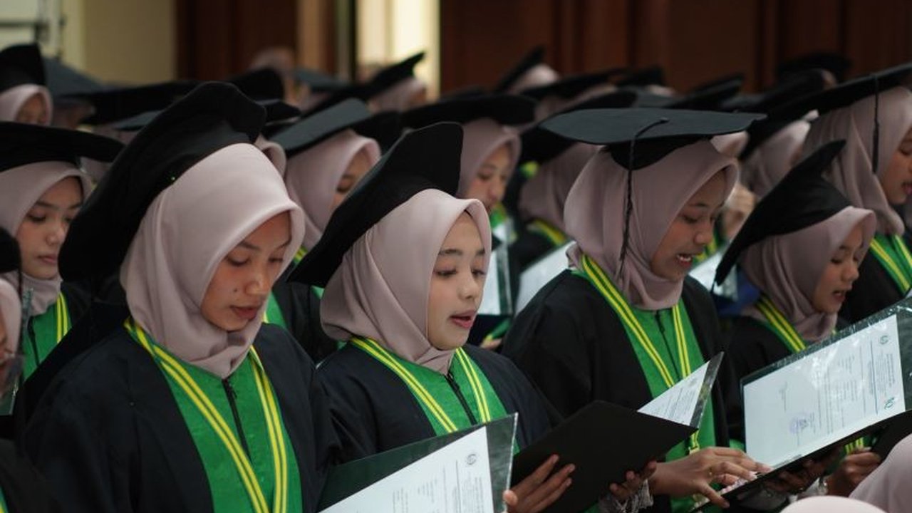 Dayah Insan Qur'ani Aceh sukses mewisuda 142 santri angkatan X, di mana 55 di antaranya telah berhasil mengkhatamkan hafalan 30 juz Al-Quran, menunjukkan komitmen lembaga dalam mencetak generasi qur'ani berprestasi.