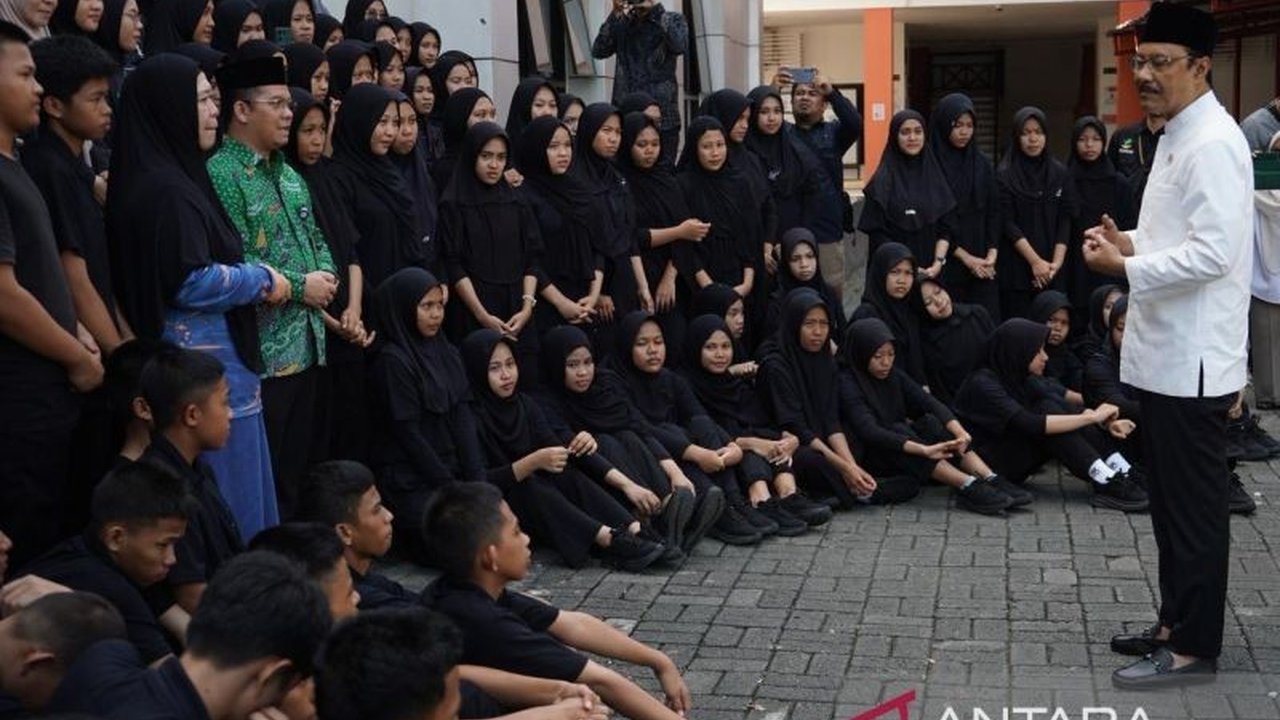 Pemerintah, melalui Kementerian Sosial, menargetkan perluasan jangkauan program Sekolah Rakyat hingga mencapai 100 ribu siswa pada tahun 2027, memberikan kesempatan pendidikan bagi anak-anak dari keluarga miskin dan miskin ekstrem.