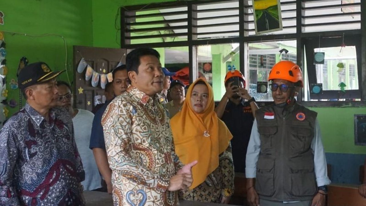 Pemerintah Kabupaten Sidoarjo gerak cepat tangani ambruknya atap SDN 1 Sidokepung akibat hujan deras. Langkah ini mencakup Perbaikan Sekolah Sidoarjo jangka pendek dan panjang.