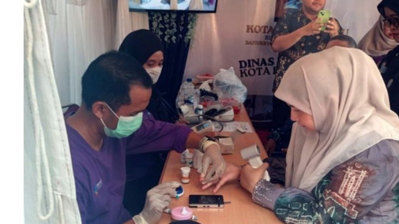 Dinas Kesehatan Kota Banjarbaru hadirkan layanan Cek Kesehatan Gratis Banjarbaru di ajang Ekspo, dorong masyarakat deteksi dini kondisi kesehatan secara proaktif.