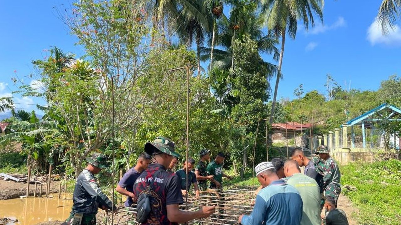 Prajurit TNI membangun Jembatan Garuda di Aceh Tengah untuk membuka isolasi dan meningkatkan konektivitas warga terpencil, memacu pertumbuhan ekonomi lokal.
