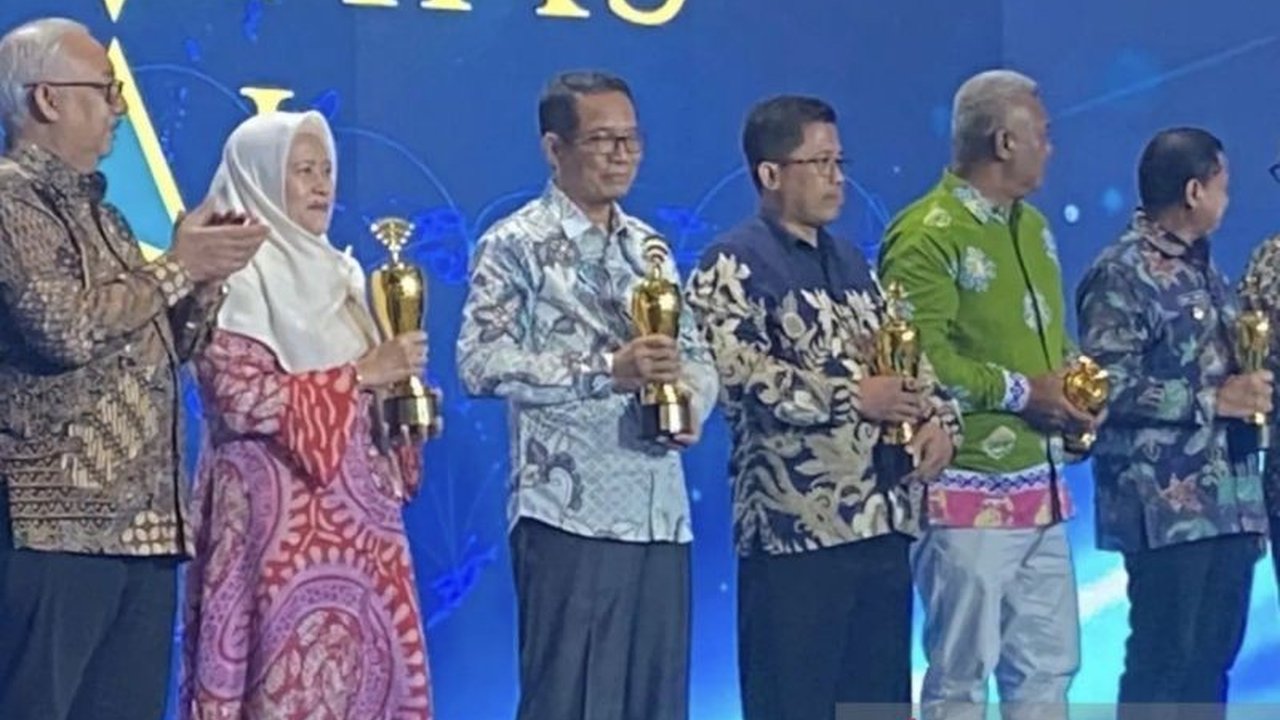 Pemerintah Provinsi Kalimantan Timur (Kaltim) sukses meraih penghargaan akselerasi konektivitas digital 2026, menegaskan komitmennya dalam pemerataan akses internet dan pemberdayaan masyarakat.