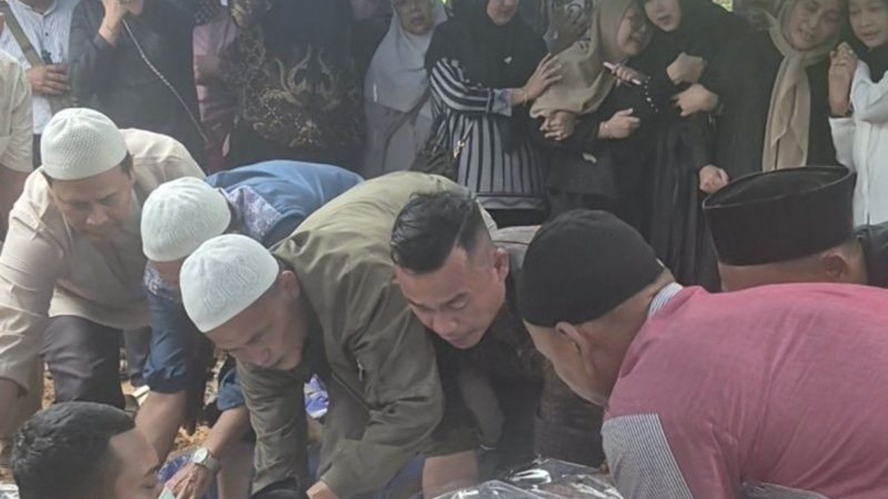 Suasana duka menyelimuti Kota Jambi saat prosesi pemakaman Fauzi Orbanta, salah satu korban kecelakaan helikopter Airbus H130 PK-CFX. Keluarga dan kerabat mengantarkan almarhum ke peristirahatan terakhirnya.
