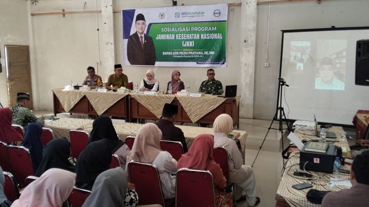 Anggota DPR RI mendesak pemerintah pusat dan daerah untuk menggalakkan sosialisasi JKN. Hal ini penting guna memastikan masyarakat memahami hak dan kewajiban mereka sebagai peserta BPJS Kesehatan, demi perlindungan jaminan sosial yang optimal.
