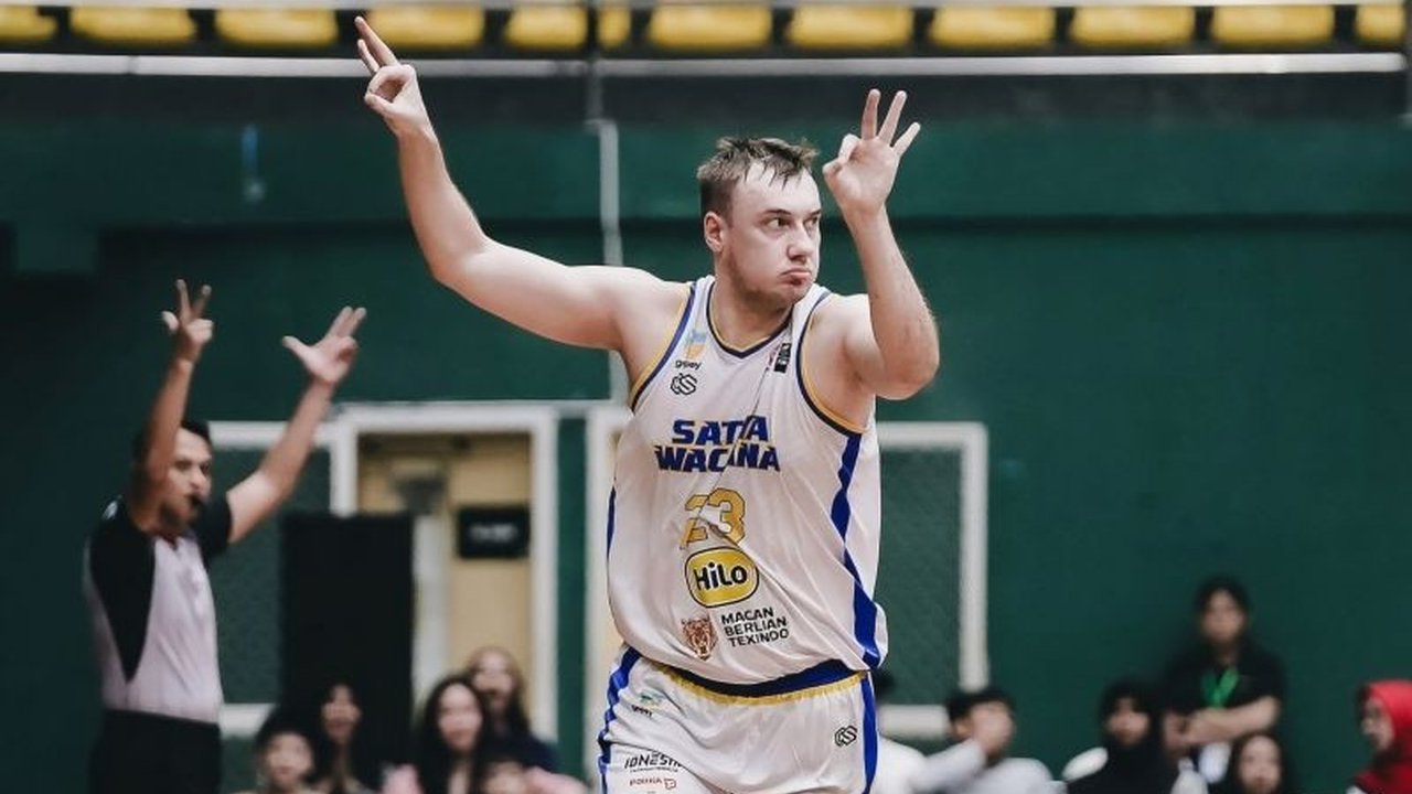 Satya Wacana Salatiga berhasil mencuri kemenangan dramatis dari Bogor Hornbills dengan skor tipis 77-75, menodai rekor kandang lawan di pekan ke-11 IBL 2026.