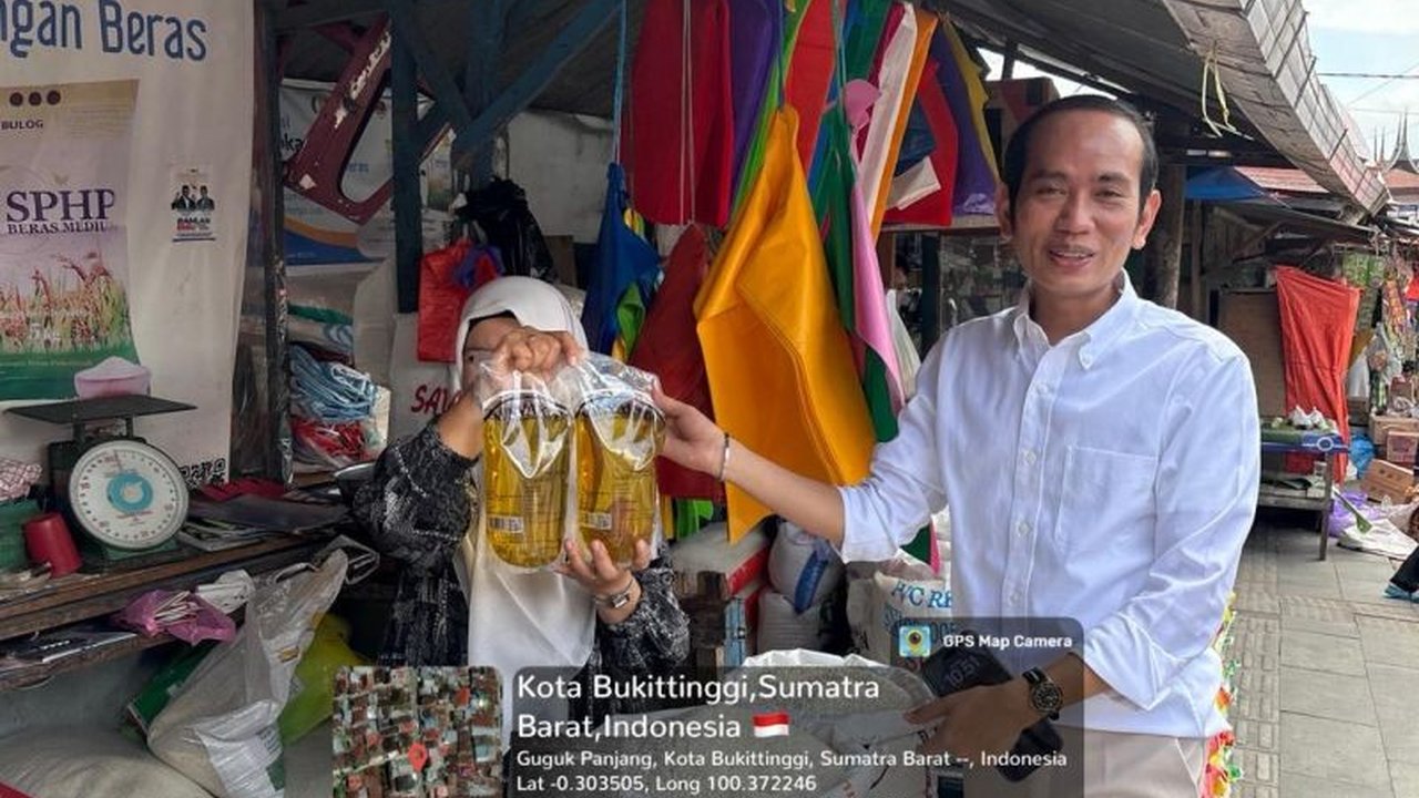 Perum Bulog Cabang Bukittinggi secara masif melakukan distribusi minyak goreng melalui program SP2KP ke berbagai pasar tradisional, menegaskan komitmen menjaga ketersediaan dan stabilitas harga minyak goreng di tengah masyarakat.