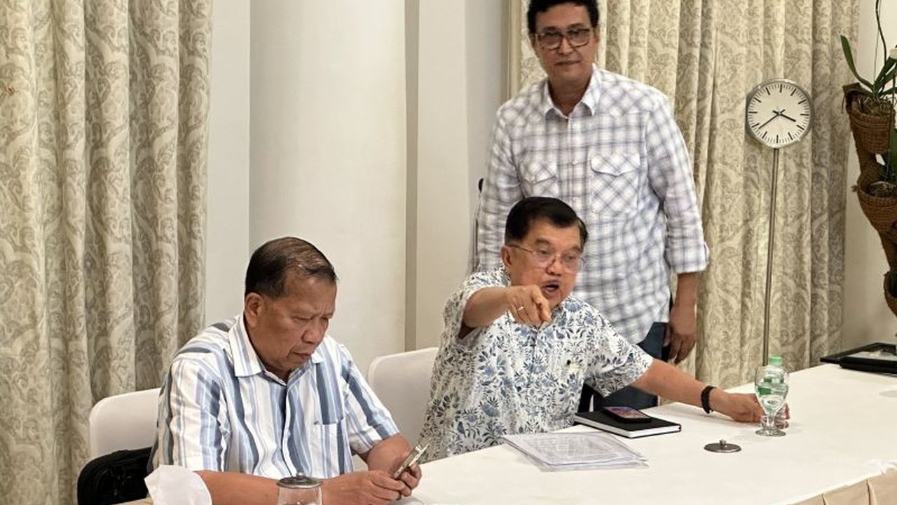 Mantan Wakil Presiden Jusuf Kalla mengungkapkan alasannya memberikan nasihat kepada Presiden Jokowi terkait polemik ijazah, menegaskan posisinya sebagai senior dan netral dalam isu tersebut.
