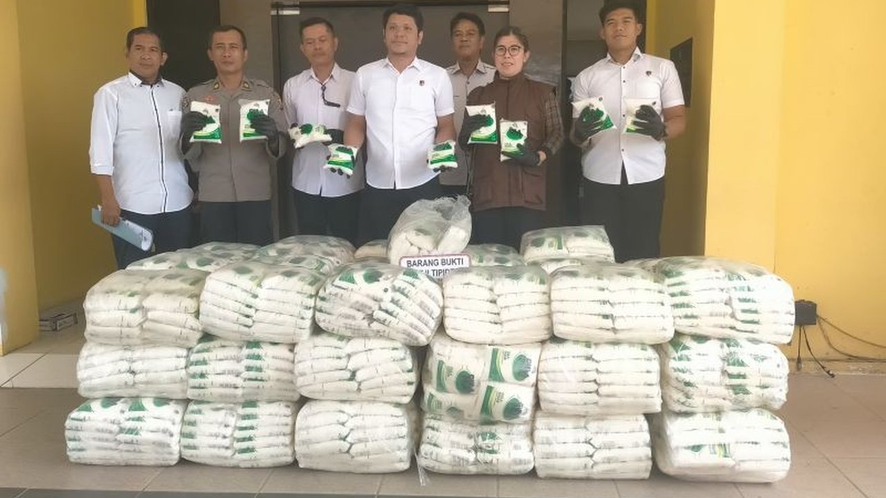 Polres Singkawang berhasil mengamankan 1,7 ton Gula Ilegal Malaysia di sebuah ruko, mengungkap praktik perdagangan yang merugikan konsumen. Simak selengkapnya!