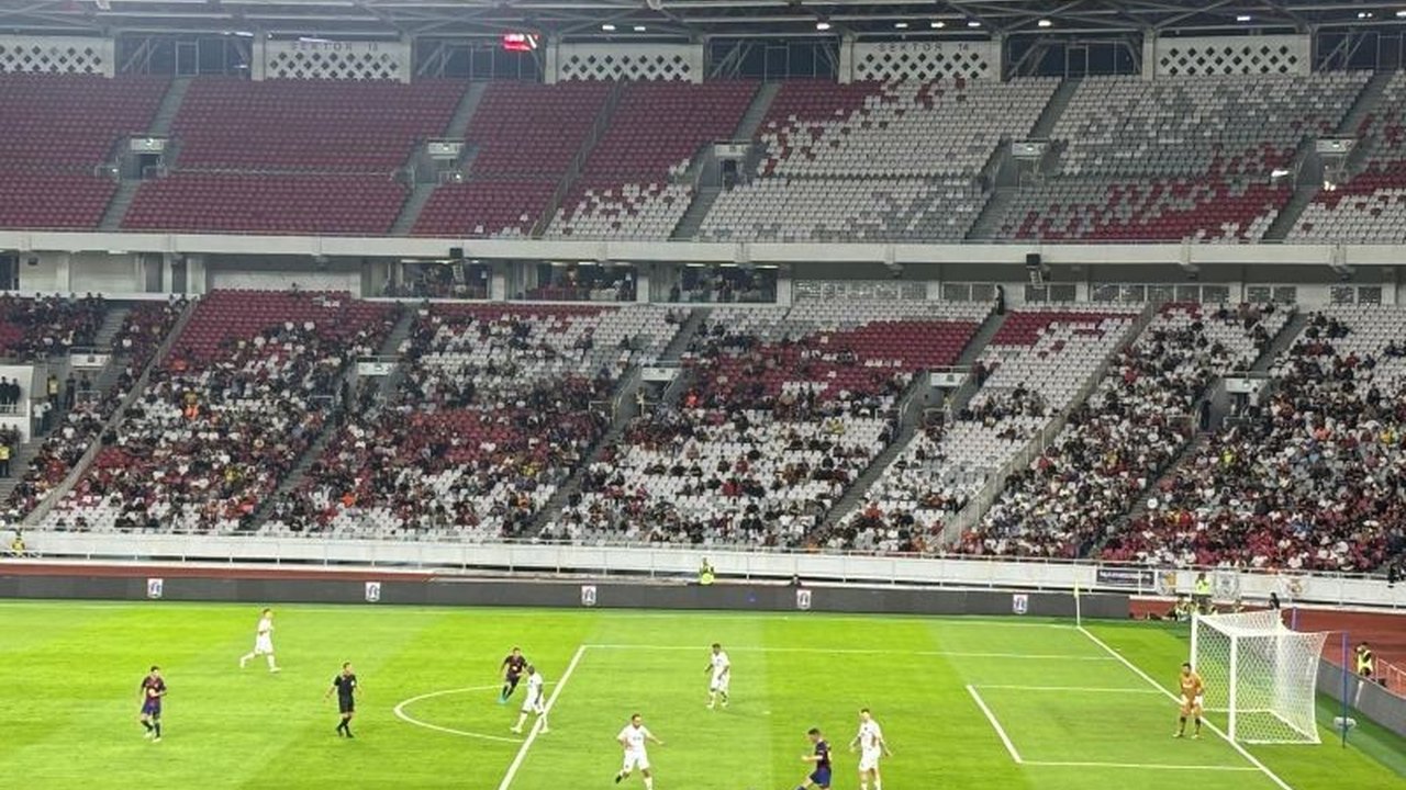 Barca Legends berhasil mengalahkan DRX Legends dengan skor telak 3-0 dalam laga sportainment Clash of Legends di Jakarta. Kemenangan Barca Legends ini diwarnai gol-gol indah para legenda.