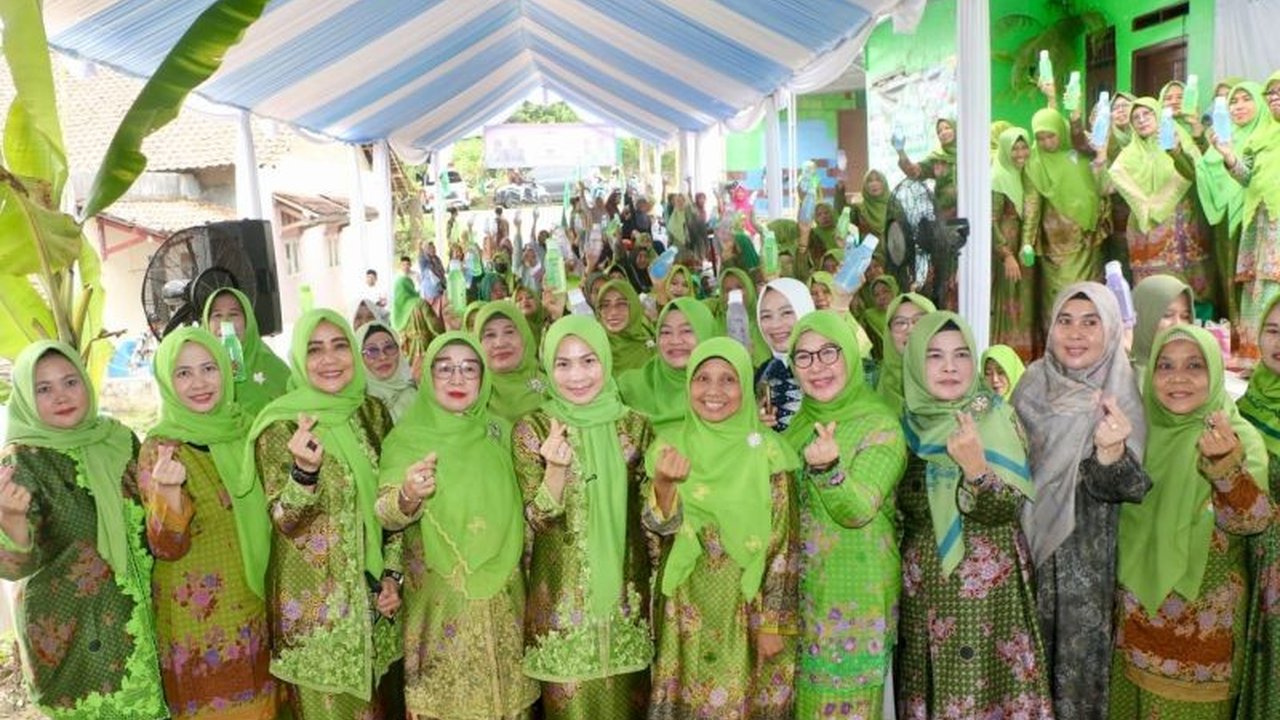 Bupati Serang Ratu Rachmatuzakiyah mengajak kader Muslimat NU untuk terus menjaga kondusivitas daerah serta aktif menyebarkan syiar Ahlussunah wal Jamaah (Aswaja) di tengah masyarakat.