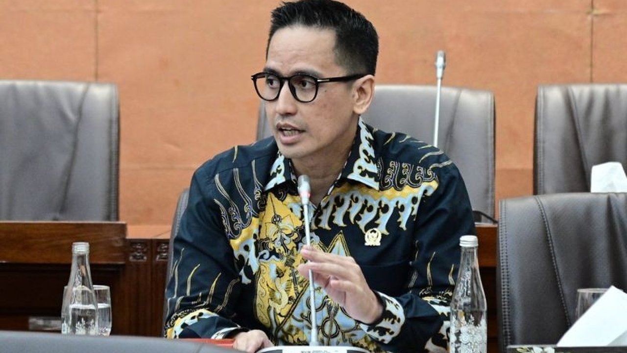 Anggota Komisi VI DPR RI mengingatkan pemerintah untuk mengantisipasi dampak kenaikan harga BBM nonsubsidi, yang berpotensi memicu peralihan konsumsi ke BBM subsidi dan lonjakan harga kebutuhan pokok. Simak analisis mendalamnya.