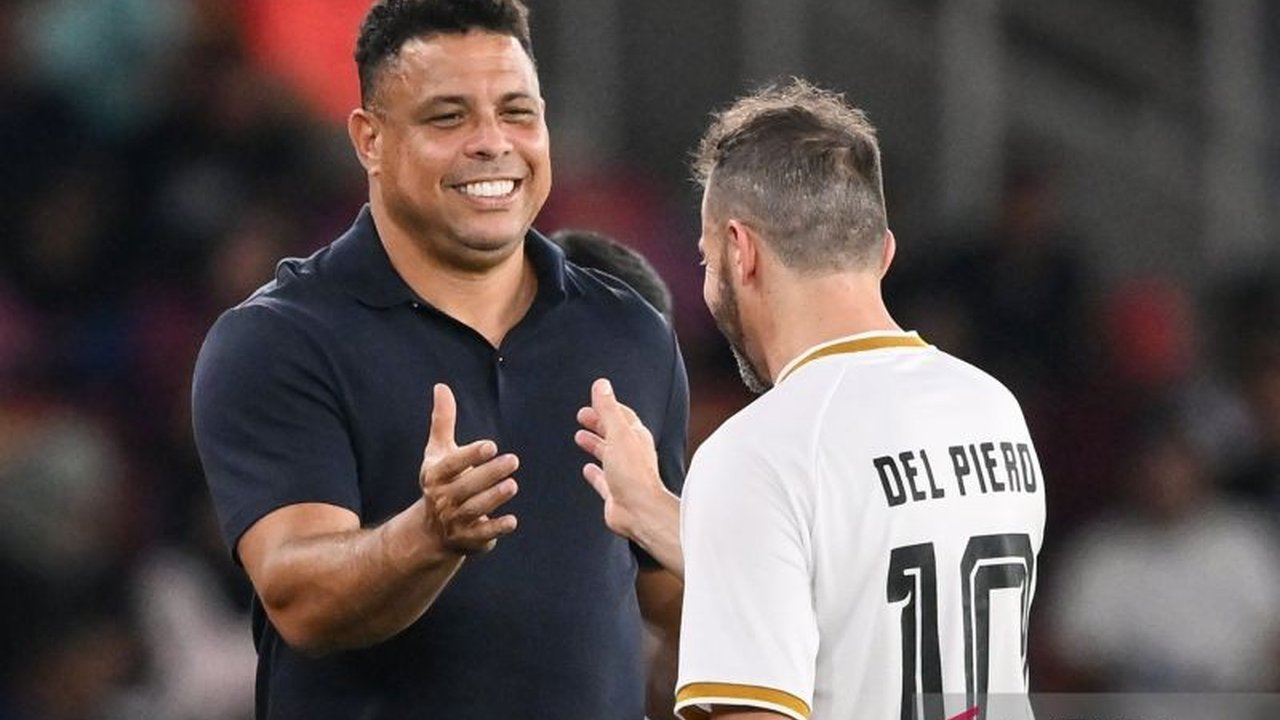 Legenda sepak bola dunia, Ronaldo Nazario, mengungkapkan rasa harunya atas sambutan luar biasa penggemar di Indonesia. Kedatangannya di Jakarta membuat Ronaldo Terharu di Indonesia.