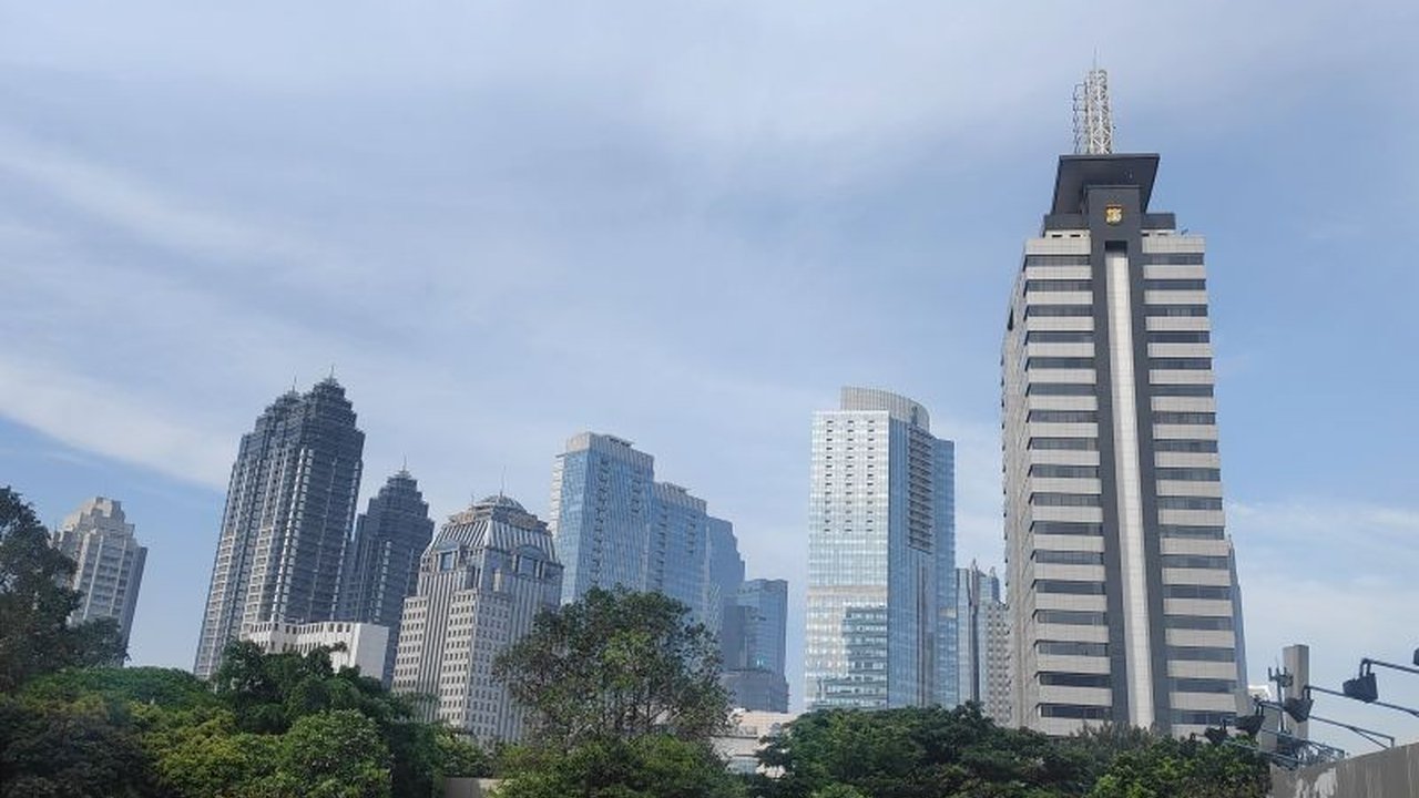 Badan Meteorologi, Klimatologi, dan Geofisika (BMKG) merilis Prakiraan Cuaca Jakarta untuk hari Minggu, 19 April, dengan sebagian besar wilayah diprediksi cerah berawan pada siang dan sore hari.