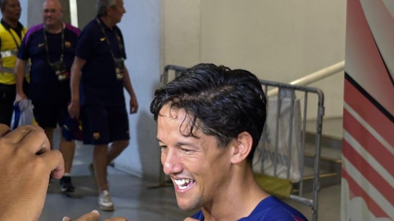 Mantan pemain timnas Indonesia, Irfan Bachdim, baru saja merasakan momen tak terlupakan dengan bertukar jersey bersama legenda Barcelona, Rivaldo, dalam laga Clash of Legends di Jakarta.