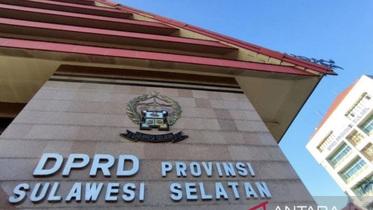 Mantan pimpinan DPRD Sulsel angkat bicara setelah diperiksa Kejati Sulsel terkait dugaan kasus korupsi bibit nanas Rp60 miliar, membantah keterlibatan dan menegaskan tidak ada pembahasan anggaran tersebut.