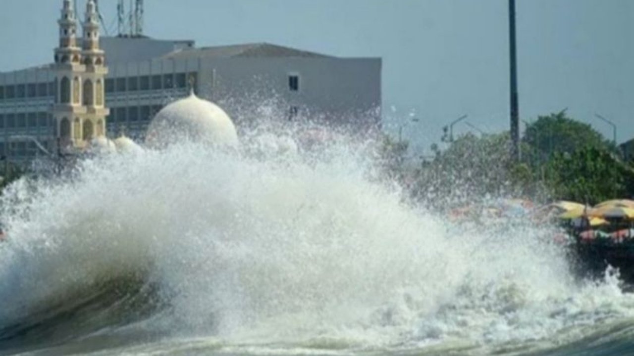 Badan Meteorologi, Klimatologi, dan Geofisika (BMKG) memprakirakan potensi gelombang tinggi di tiga perairan Sumatera Utara mencapai 2,5 meter, bersamaan dengan prediksi hujan lebat di berbagai wilayah Sumut. Waspada Gelombang Tinggi Sumut.