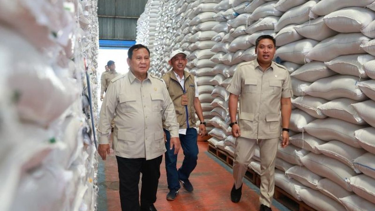 Presiden Prabowo Subianto bersama Wamentan Sudaryono melakukan inspeksi mendadak ke gudang Bulog Danurejo untuk memastikan stok Cadangan Beras Pemerintah dan stabilitas Ketahanan Pangan Nasional.