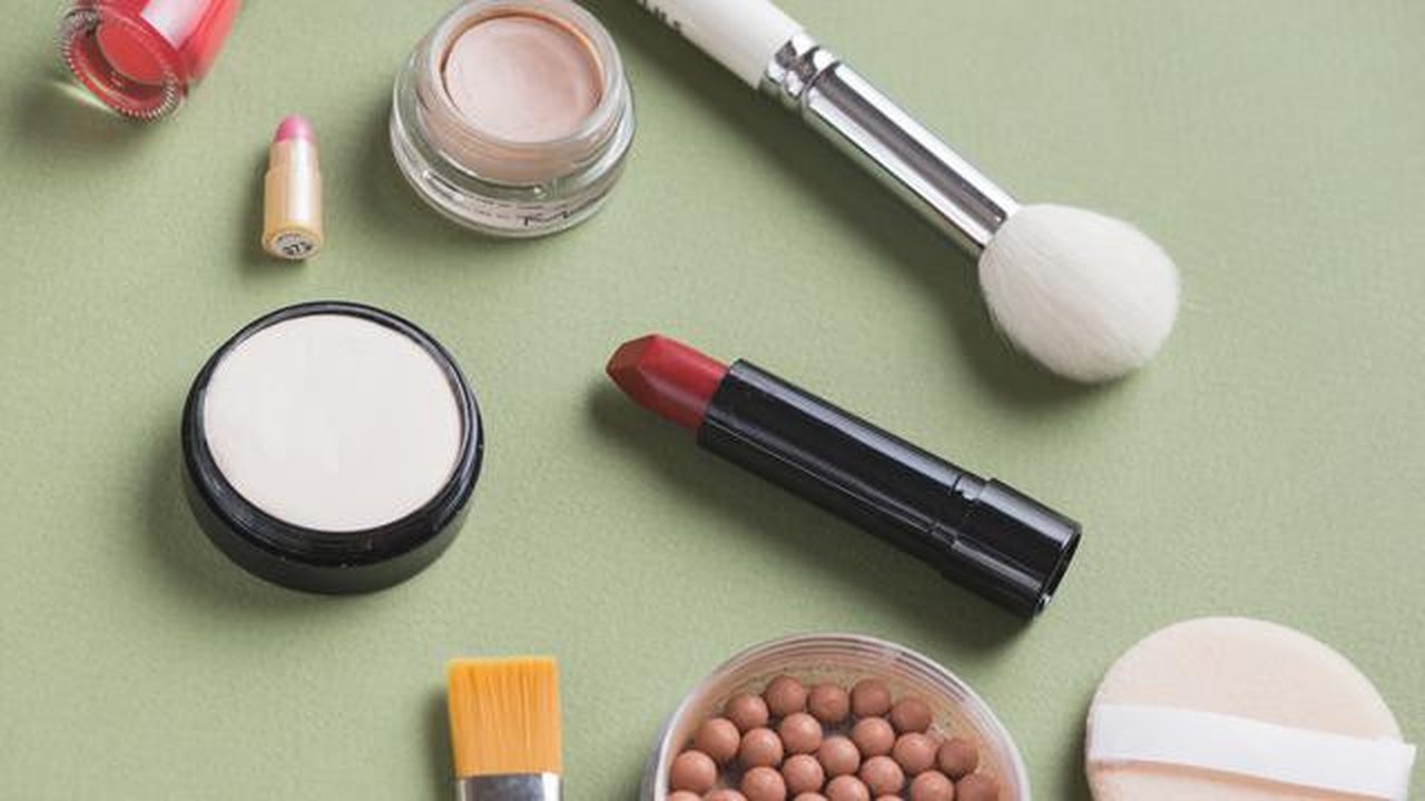 kandungan berbahaya dalam produk kosmetik./copyright. freepik/