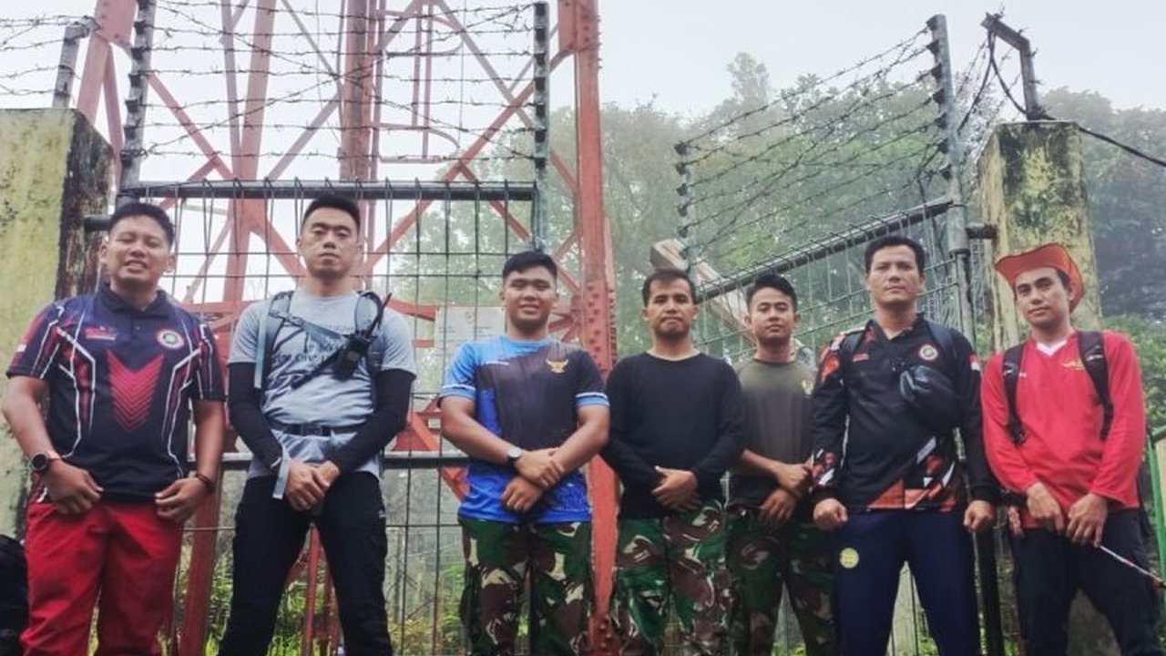 Kantor SAR Natuna berhasil melakukan uji repeater di puncak Gunung Ranai, memastikan sistem komunikasi optimal untuk operasi SAR dan memperkuat kesiapsiagaan di wilayah perbatasan.