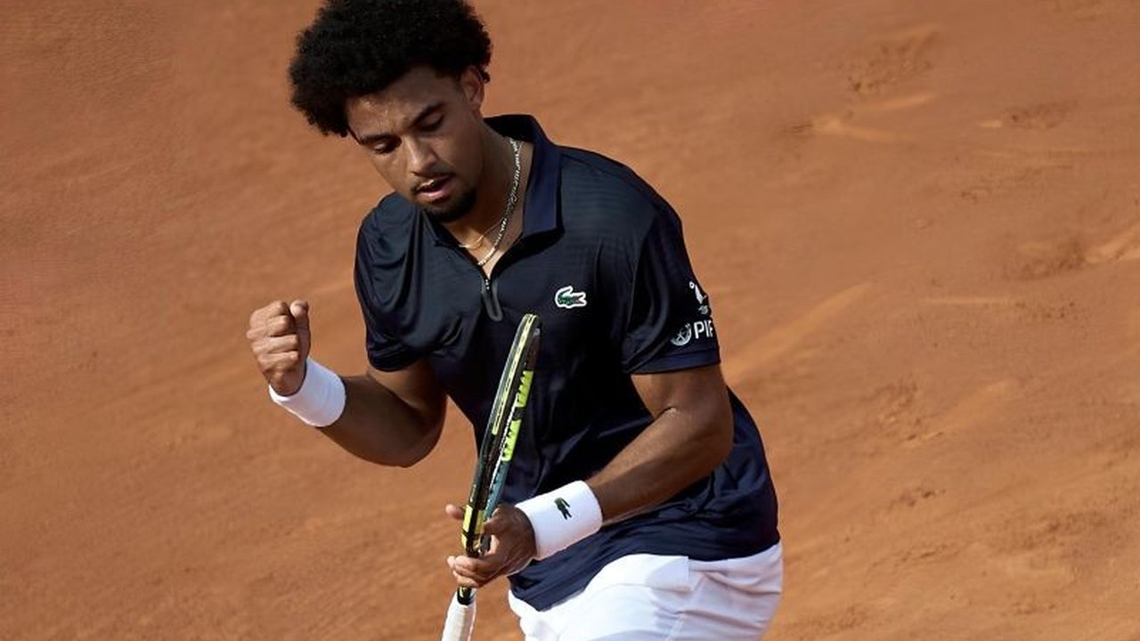 Arthur Fils berhasil memupuskan harapan petenis muda Rafael Jodar di Barcelona Open Banc Sabadell, mengamankan tiket final ATP 500 keduanya musim ini. Siapakah yang akan menjadi juara?