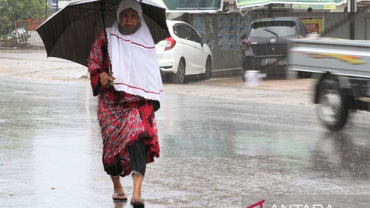 BMKG memprakirakan potensi hujan lebat di berbagai wilayah Indonesia pada Jumat, 27 Maret 2026. Masyarakat diimbau waspada terhadap cuaca ekstrem yang mungkin terjadi.