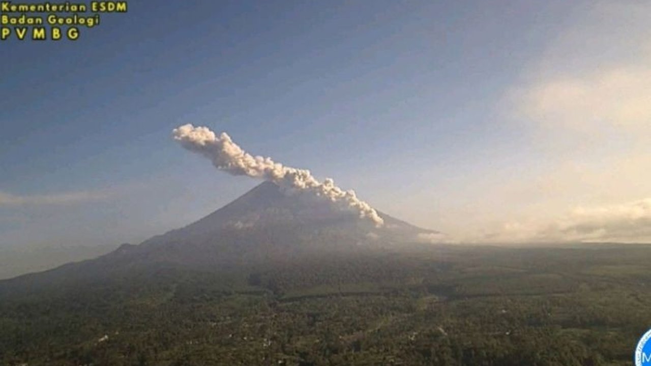 Gunung Semeru erupsi kembali pada Minggu pagi, 19 April 2026, meluncurkan awan panas guguran sejauh 4 kilometer. Warga diimbau waspada mengingat status siaga gunung tertinggi di Jawa ini.