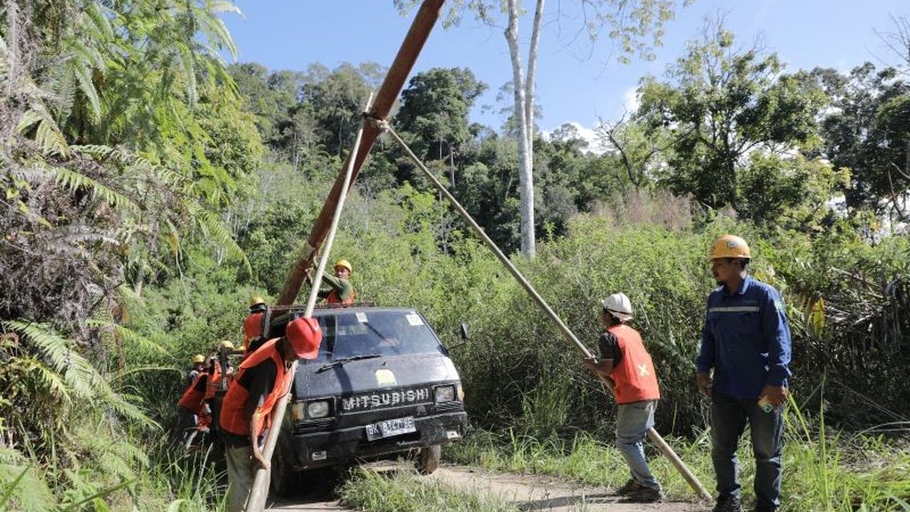 PLN Sumut gencar membangun infrastruktur listrik di Desa Patialo, Mandailing Natal, untuk memperkuat akses energi dan meningkatkan kualitas hidup masyarakat. Pembangunan ini merupakan wujud nyata komitmen PLN menghadirkan listrik berkeadilan.