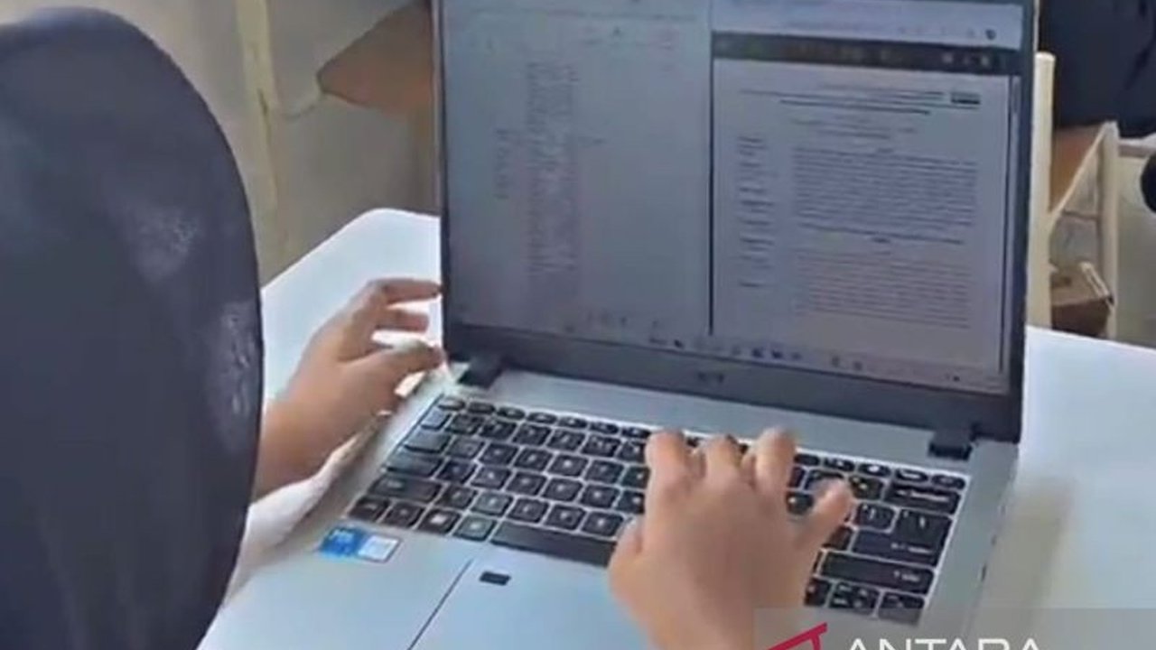 Sekolah Rakyat Blora kini bertransformasi menjadi sekolah berbasis digital. Siswa dibekali laptop canggih untuk menunjang proses pembelajaran modern, meningkatkan kualitas pendidikan dan kesiapan menghadapi masa depan.