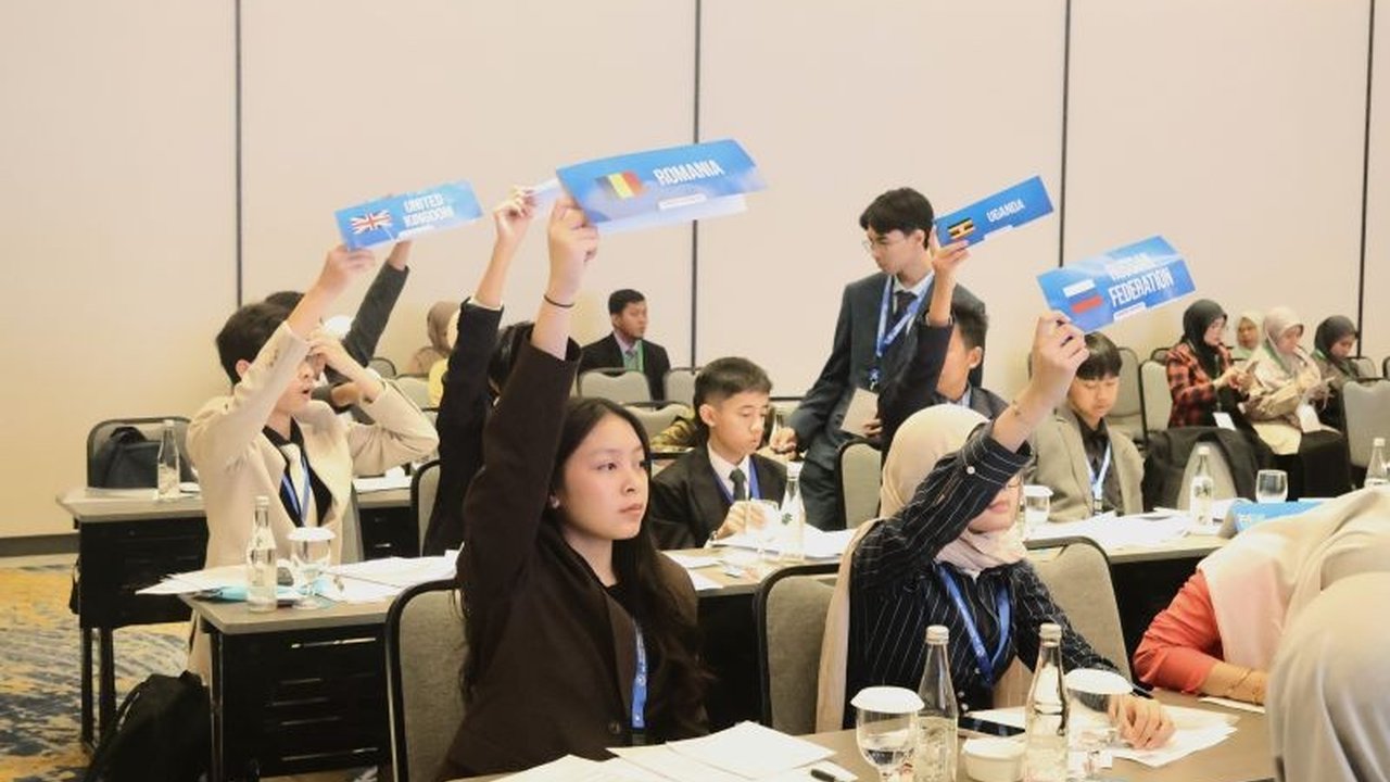 Al-Muhajirien Model United Nations (AMUN) 2026 sukses melatih siswa berpikir kritis melalui simulasi sidang PBB, mempersiapkan generasi muda menghadapi tantangan global.