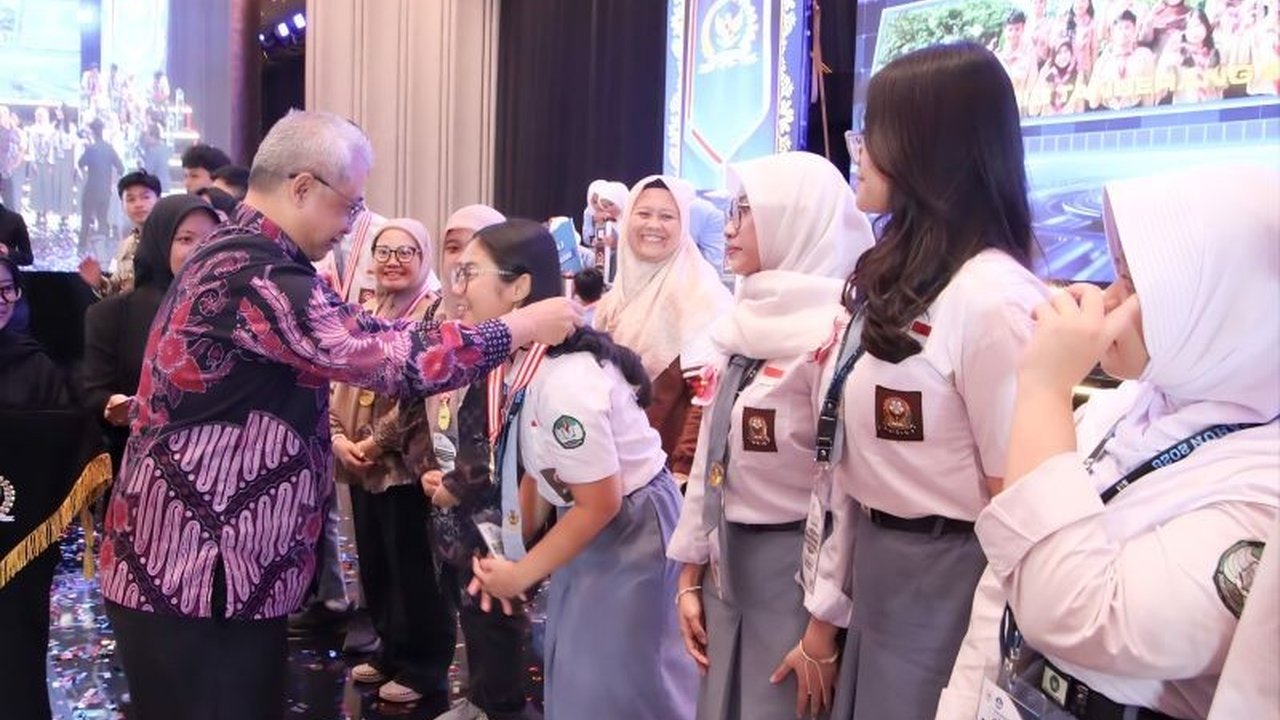 SMAN 3 Tangsel berhasil meraih gelar juara LCC Empat Pilar MPR RI 2026 tingkat Provinsi Banten, mengamankan tiket untuk berkompetisi di ajang nasional. Kemenangan SMAN 3 Tangsel ini menjadi kebanggaan bagi Banten.