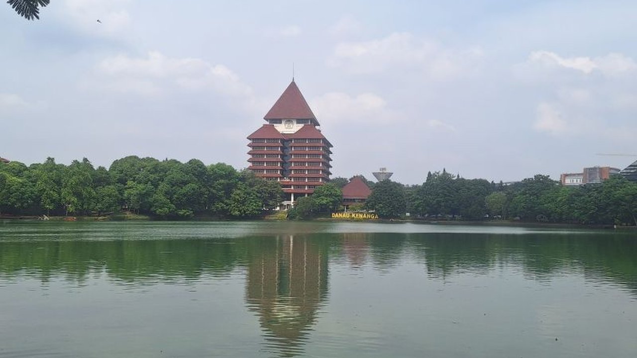 Universitas Indonesia (UI) resmi menetapkan kegiatan mahasiswa non-profit gratis biaya sewa, mendukung penuh pengembangan akademik dan minat bakat. Kebijakan ini tertuang dalam Keputusan Rektor terbaru.
