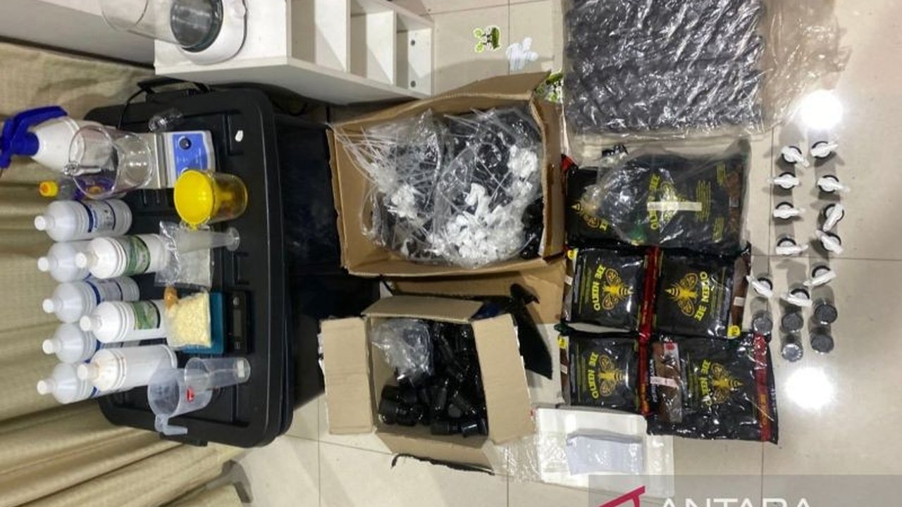 Polda Metro Jaya berhasil membongkar laboratorium narkotika tembakau sintetis di Jakarta Pusat, mengamankan seorang pelaku dan barang bukti siap edar yang dijual melalui media sosial.