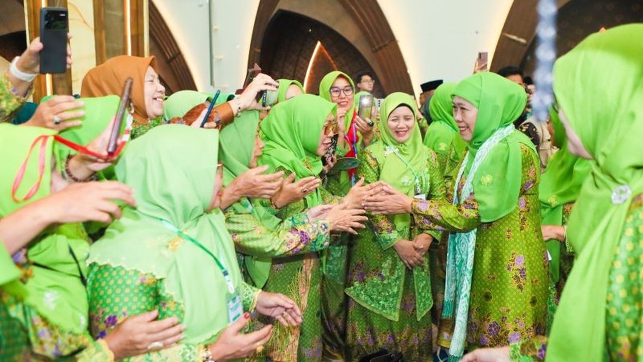 Ketua Umum Dewan Pembina PP Muslimat NU Khofifah Indar Parawansa bersama Muslimat NU Jawa Barat menyerukan PBB hentikan perang, menegaskan komitmen perdamaian dunia.