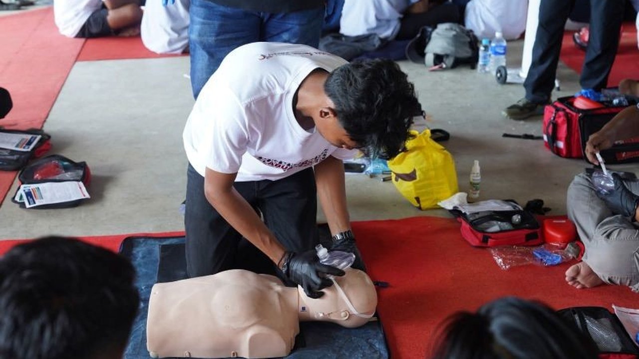 Badan Pelaksana Otorita Labuan Bajo Flores (BPOLBF) bersama Divers Alert Network (DAN) memperkuat standar keselamatan wisata bahari Labuan Bajo dengan pelatihan komprehensif, bertujuan menciptakan pengalaman aman bagi wisatawan.