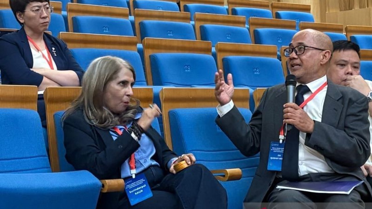 Wakil Ketua HPI Eki Qushay Akhwan memaparkan bagaimana kecerdasan buatan (AI) membawa tantangan sekaligus peluang besar bagi dunia penerjemahan, menuntut adaptasi kompetensi dan kurikulum di era AI dalam penerjemahan.