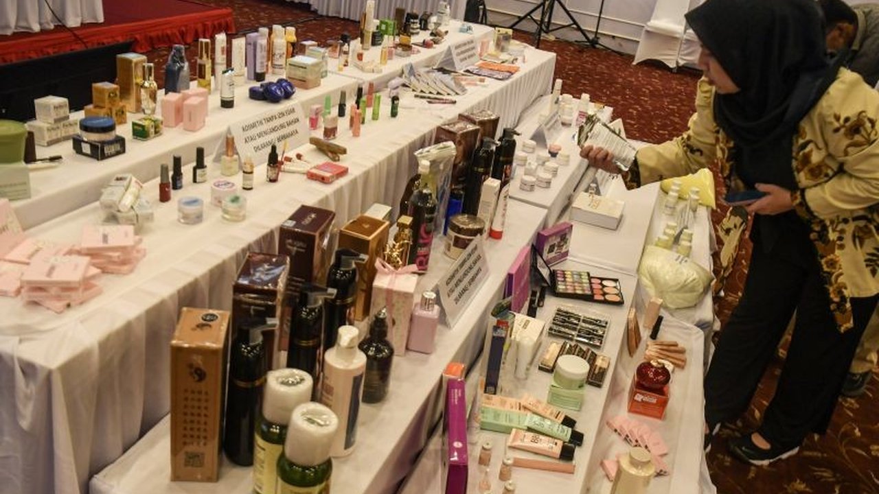 BPOM telah merilis temuan 16 produk kosmetik berbahaya yang mengandung bahan terlarang seperti merkuri dan hidrokuinon, mengancam kesehatan konsumen.