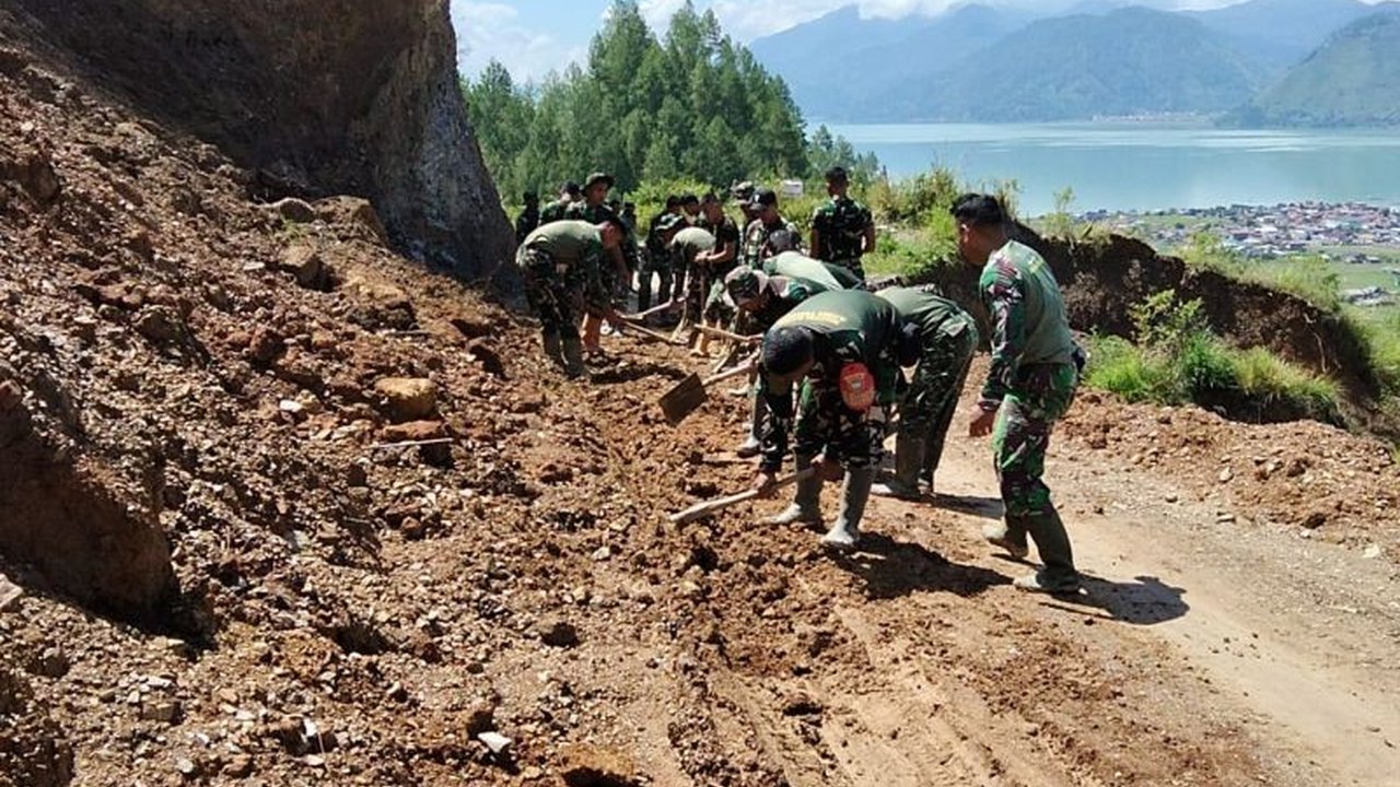 Prajurit TNI Kodim 0106/Aceh Tengah bahu-membahu dengan warga membuka akses jalan yang tertimbun longsor di Desa Mendala. Upaya TNI buka akses jalan longsor Aceh Tengah ini demi kelancaran aktivitas masyarakat.