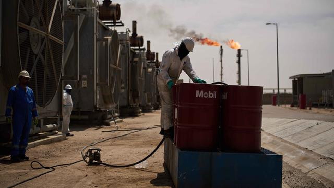 Di sejumlah negara, seperti Amerika Serikat dan Inggris, harga Bahan Bakar Minyak (BBM) mengalami lonjakan yang cukup signifikan. Tampak dalam foto, seorang pekerja mengumpulkan oli mesin saa