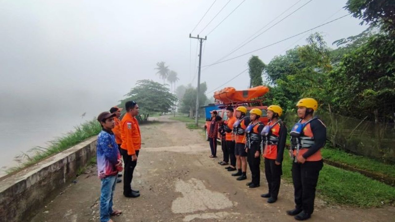 Tim SAR Basarnas Jambi terus melakukan pencarian Agil Berkah Wijata (12), seorang anak yang hanyut di Sungai Batanghari, Tebo Ulu, Jambi, setelah terseret arus deras saat mandi.