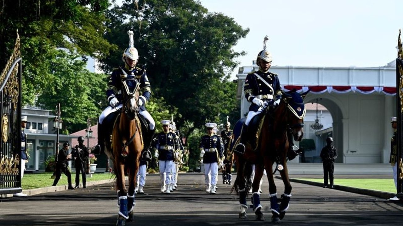 Prosesi Serah Terima Kawal Istana Merdeka menjadi magnet utama Car Free Day Jakarta setiap Minggu pagi, menyuguhkan atraksi memukau Paspampres dan memikat ribuan warga.
