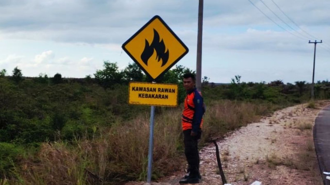 Pemerintah Kabupaten Natuna gencar melakukan upaya pencegahan karhutla dengan memasang rambu peringatan di titik rawan dan mendirikan posko siaga, meningkatkan kesadaran masyarakat akan bahaya kebakaran.