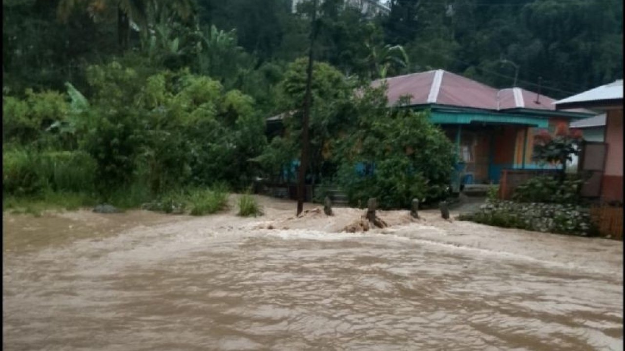 Empat wilayah di Sumatera Utara dilanda banjir akibat curah hujan tinggi dan pasang air laut, menyebabkan ratusan jiwa mengungsi dan kerugian material.