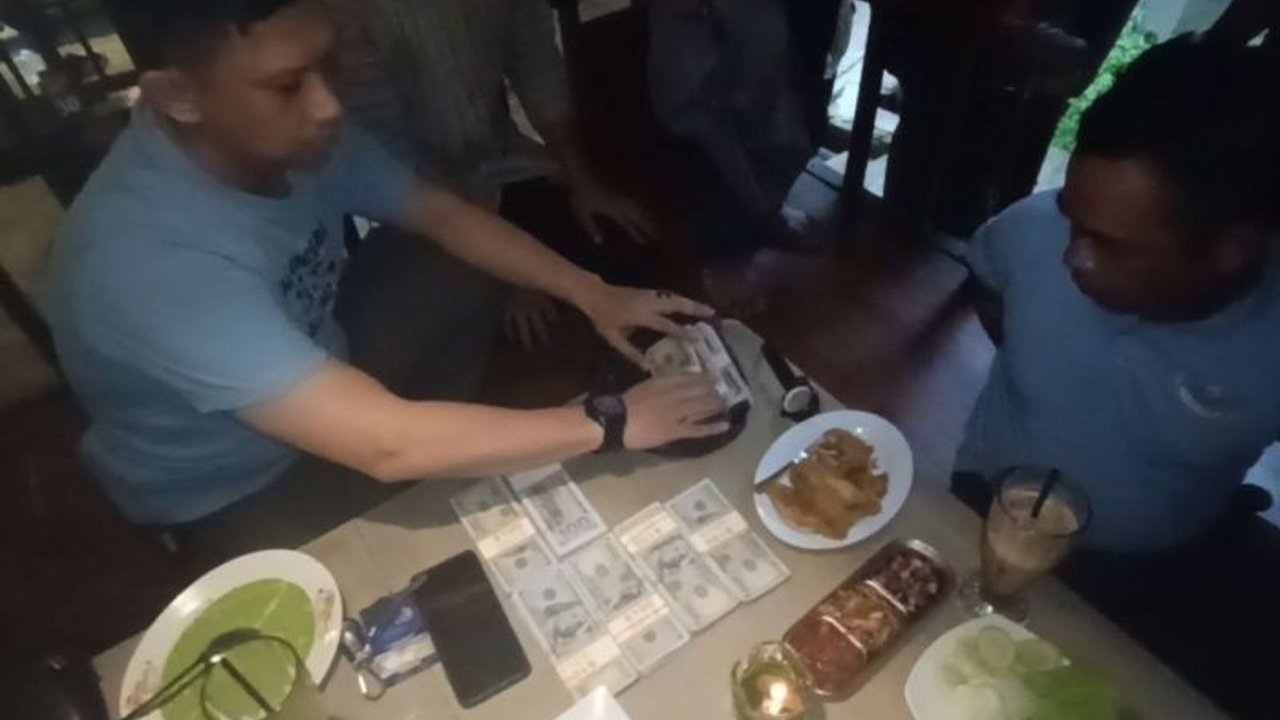 Tim Satresmob Bareskrim Polri berhasil membongkar jaringan peredaran dolar palsu di wilayah Banten, mengamankan lima tersangka dengan peran berbeda-beda. Penangkapan ini mengungkap modus operandi sindikat tersebut.