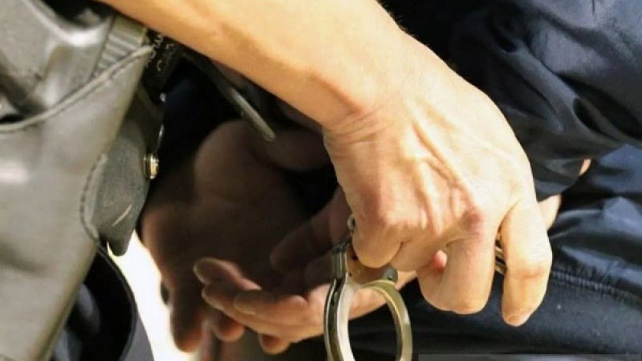 Ketua DPD II Partai Golkar Maluku Tenggara, Agrapinus Rumatora, tewas ditikam di Bandara Karel Sadsuitubun. Polisi bergerak cepat menangkap dua terduga pelaku penikaman Ketua Golkar Maluku Tenggara.