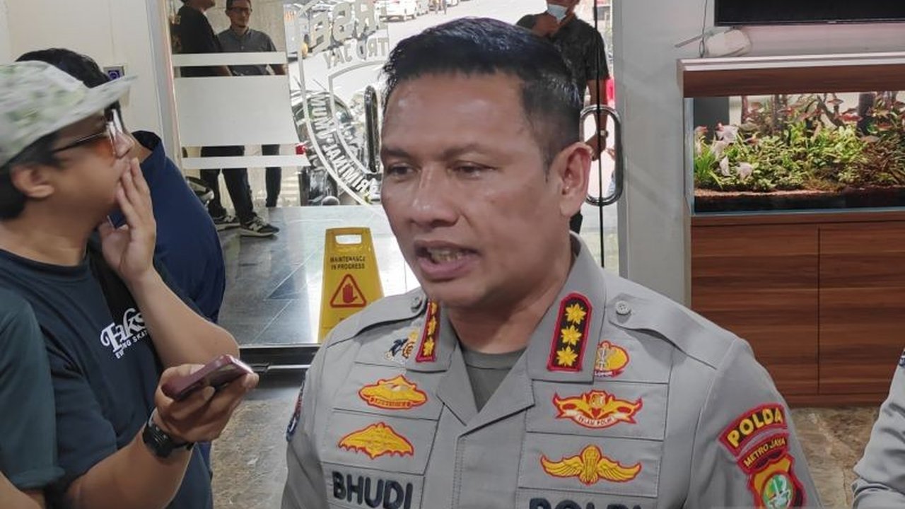 Publik figur sekaligus anggota DPR, Uya Kuya, telah melaporkan dugaan penyebaran hoaks mengenai kepemilikan ratusan dapur Makan Bergizi Gratis (MBG) ke Polda Metro Jaya, memicu penyelidikan serius atas informasi palsu yang merugikan nama baiknya.